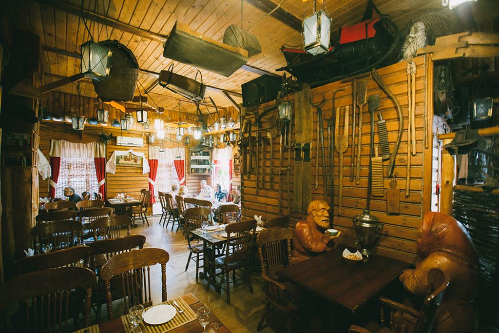 Под стенами Успенского собора — ресторан-музей «Русская изба»